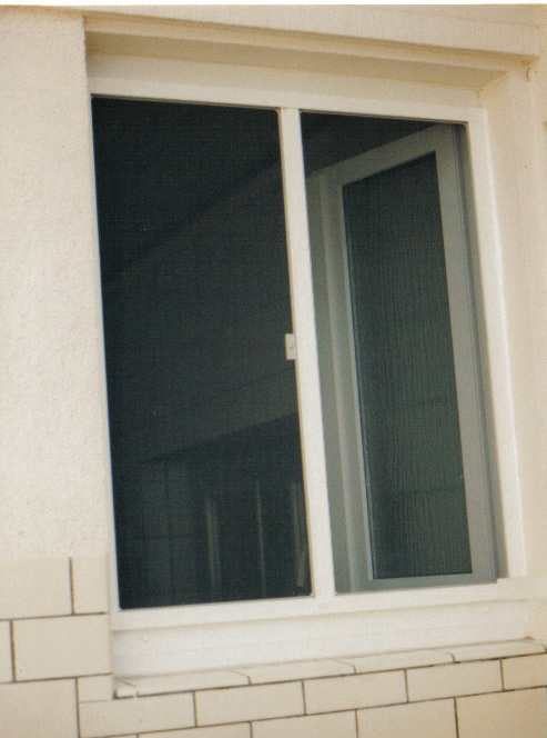 Außenansicht von montierten Kellerfenster Fliegengitterfenster nach innen öffned von Siegel Flyscreens Außenansicht von montierten Kellerfenster Fliegengitterfenster nach innen öffned von Siegel Insektenschutz