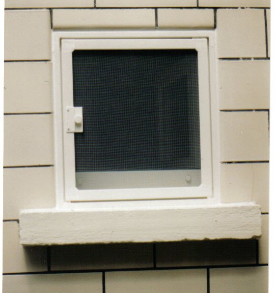 Außenansicht von montierten Kellerfenster Fliegengitterfenster Laibungsmontage von Siegel Flyscreens Außenansicht von montierten Kellerfenster Fliegengitterfenster Laibungsmontage von Siegel Insektenschutz