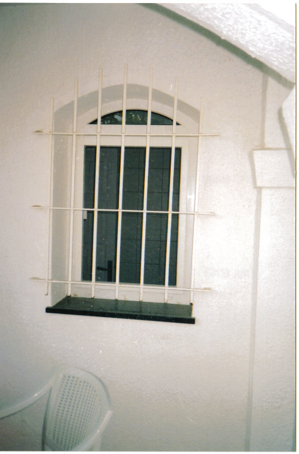Innenansicht von montiertem Kellerfenster Fliegengitterfenster nach innen öffnend mit Sicherheitsgitter von Siegel Flyscreens Innenansicht von montiertem Kellerfenster Fliegengitterfenster nach innen öffnend mit Sicherheitsgitter von Siegel Insektenschutz